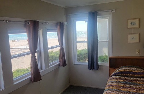 Oscoda Resort | #18 Thomas' Parkside Cottages. Sandy Beach, Lake Huron views. Downtown location.