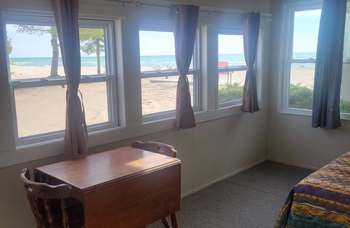 Oscoda Resort | #18 Thomas' Parkside Cottages. Sandy Beach, Lake Huron views. Downtown location.