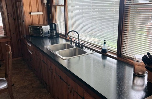 East Dubuque House | 1850 Cabin Home - Large Backyard- 22' Movie Screen-Family-Event - Travelers