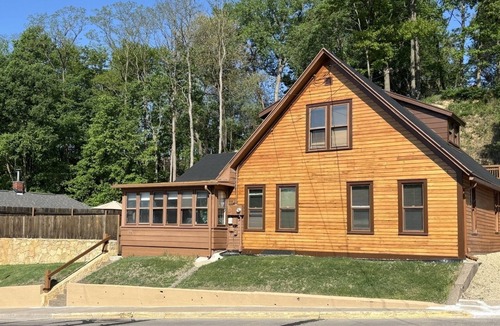 East Dubuque House | 1850 Cabin Home - Large Backyard- 22' Movie Screen-Family-Event - Travelers