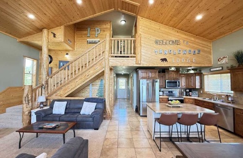 Rea Cabin | 19 Guests | Hot Tub | Fire Pit | 32 Miles YNP