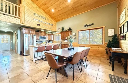 Rea Cabin | 19 Guests | Hot Tub | Fire Pit | 32 Miles YNP