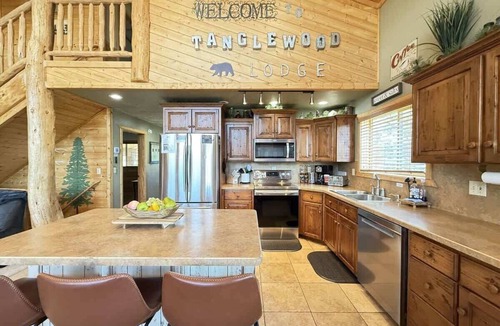 Rea Cabin | 19 Guests | Hot Tub | Fire Pit | 32 Miles YNP