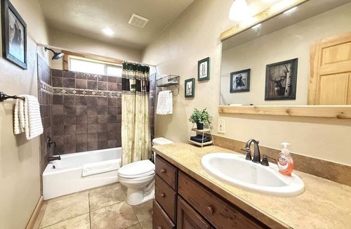 Rea Cabin | 19 Guests | Hot Tub | Fire Pit | 32 Miles YNP