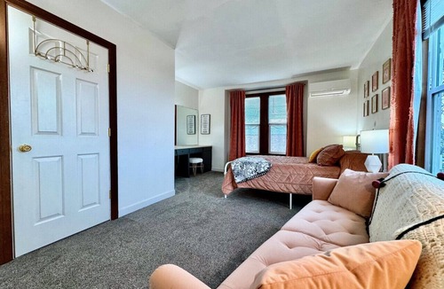 Lewiston House | 1910 Victorian · River Views · Walk to LCSC · Sleeps 12