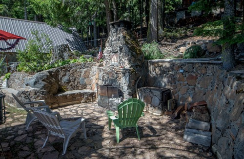 Klamath Falls House | 1930's Historic cabin on Lake of the Woods waterfront. Memories are made here.