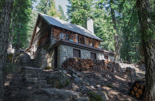 Klamath Falls House | 1930's Historic cabin on Lake of the Woods waterfront. Memories are made here.