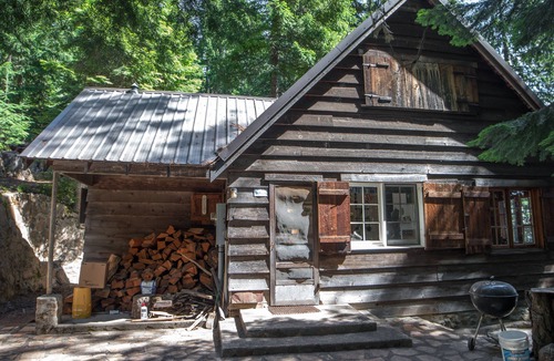 Klamath Falls House | 1930's Historic cabin on Lake of the Woods waterfront. Memories are made here.