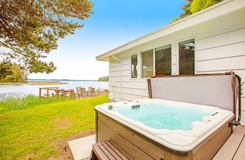 Lakebay House | 197 m² House ∙ 4 bedrooms ∙ 8 guests