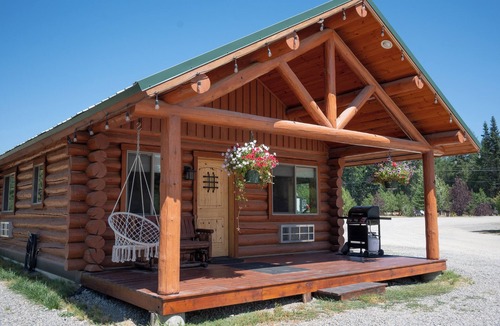 Bonners Ferry Cabin | 1BD, 1BA Full Kitchen, WiFi, TV, Sleeps 4