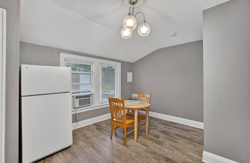 Des Moines Apartment | 1BD-Parking/Reading Nook-Extended Stay