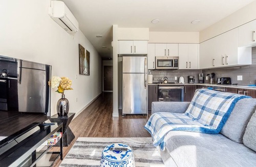 West Bellevue Apartment | 1BR | Gym, Views | Bellevue | Sophari Parkside J