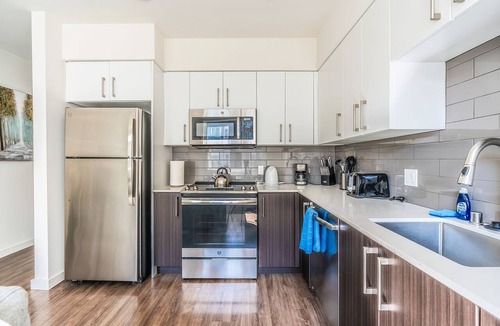 West Bellevue Apartment | 1BR | Gym, Views | Bellevue | Sophari Parkside J