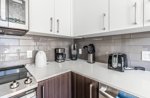 West Bellevue Apartment | 1BR | Gym, Views | Bellevue | Sophari Parkside J