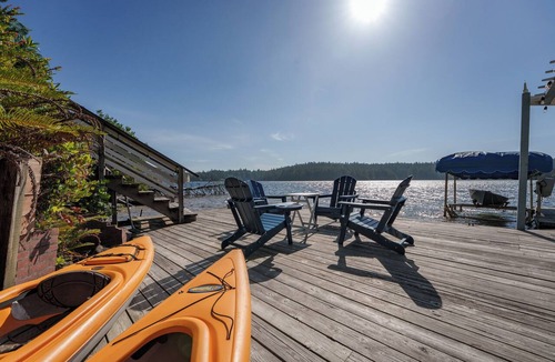 Dunes City House | $1M Lakefront View, Private Dock, Kayaks, Hot Tub