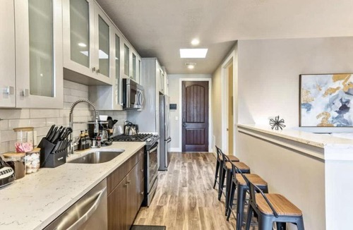 Downtown Salt Lake City Apartment | 1min Delta - Salt Palace - King Bed - Gym - Parking