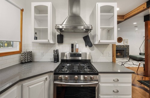Enumclaw Condo | 1st floor in Duplex Chic 1BR Close to Ski Resorts & Mt. Rainier