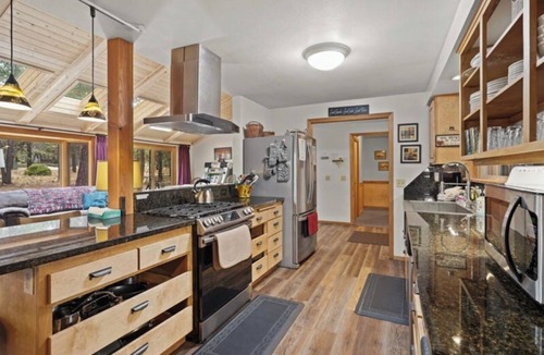 Sunriver House | 2-4 Minute Walk to the Village! Sunriver home for large groups!