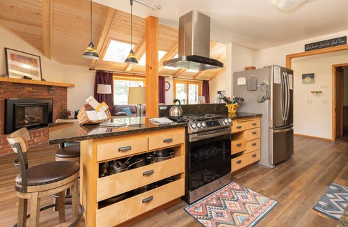 Sunriver House | 2-4 Minute Walk to the Village! Sunriver home for large groups!