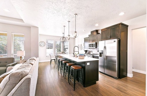 Meridian House | 2 Adjacent Modern Homes - Sleep 16-20 - Near Shops, Dining, Parks, Entertainment