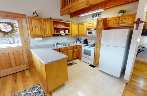 Knoxville Cabin | 2 bd Cabin, Hot tub, UTK/Neyland, Smokys, 16acres, FP, Arcade, Fishing