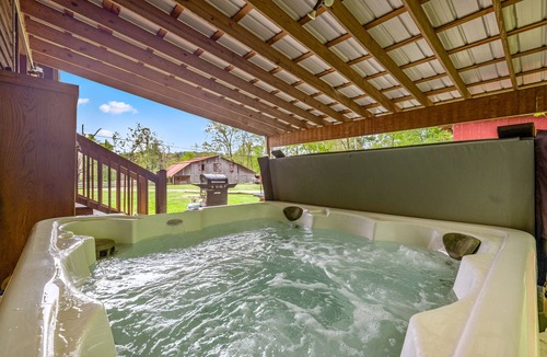 Knoxville Cabin | 2 bd Cabin, Hot tub, UTK/Neyland, Smokys, 16acres, FP, Arcade, Fishing