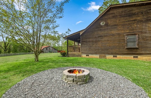 Knoxville Cabin | 2 bd Cabin, Hot tub, UTK/Neyland, Smokys, 16acres, FP, Arcade, Fishing