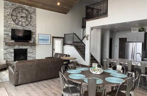 Sweetwater House | 2 Bear Lake House - Stunning Views, Spa Onsite! (35+ Guests)