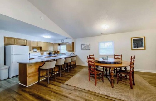 Farmers Cabin | 2 Bed/2 Bath with Large Kitchen/Gathering Space #8