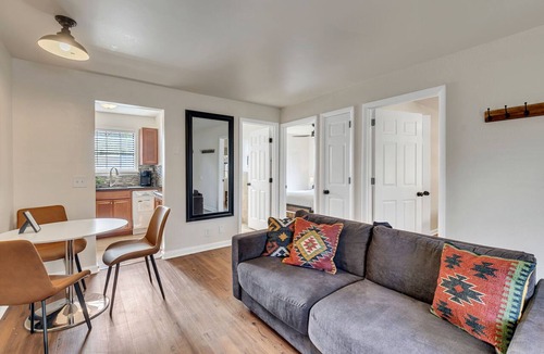 West End Apartment | 2 Bedroom 1 Bathroom 1 mile from Broadway!