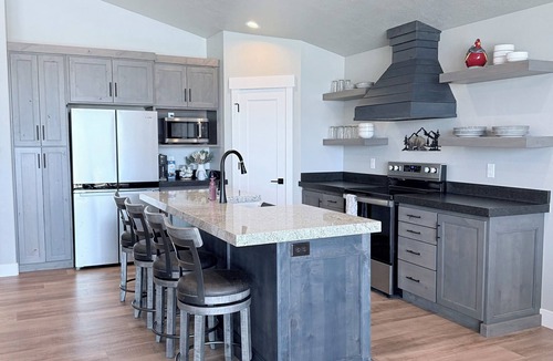 Sweetwater Apartment | 2-bedroom apartment in marvelous Garden City with AC