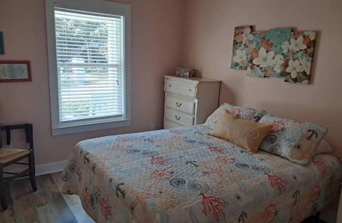 Biloxi Cottage | 2 Bedroom Cottage/golf cart
