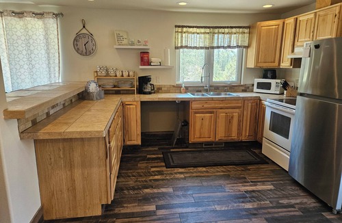 Davenport House | 2-bedroom fully stocked home near Fort Spokane boat launch, park, and beach.
