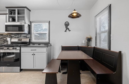 Grants Pass House | 2-bedroom house in lovely Grants Pass close to downtown
