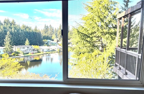 Federal Way House | 2-bedroom house on a lake