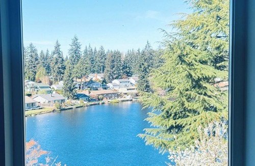 Federal Way House | 2-bedroom house on a lake