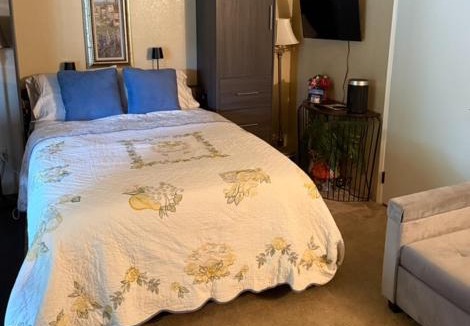 Graham House | 2 Bedroom Private 1500ft Hot Tub Sauna Gym