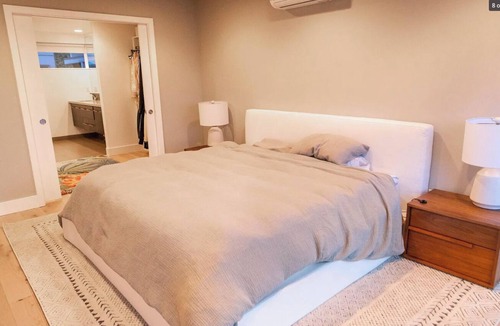 Southeast Magnolia House | 2-bedroom townhome in marvelous Seattle with office & Peloton, WIFI & AC