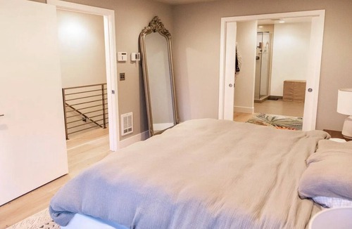 Southeast Magnolia House | 2-bedroom townhome in marvelous Seattle with office & Peloton, WIFI & AC