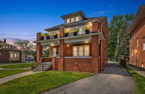 Dearborn House | 2 BR - Fully Equipped Dearborn Home