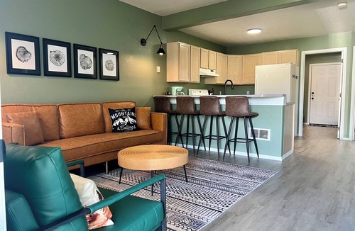 Eatonville House | 2 BR Historic Townhouse in Downtown Eatonville. Mt Rainier wildlife &waterfalls!