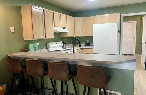 Eatonville House | 2 BR Historic Townhouse in Downtown Eatonville. Mt Rainier wildlife &waterfalls!