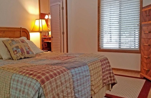Sunriver House | 2 Butternut-Sunriver, Oregon: Hot Tub, BBQ, WiFi, SHARC Aquatics, Tubing Hill, Mt. Bachelor, Golf, Deschutes River, Tennis, Bike Paths