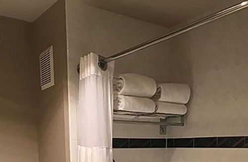 Altamont House | 2 COMFY UNITS FOR 8! POOL, PARKING!
