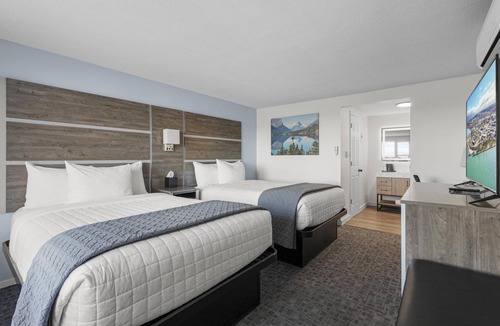 Polson Hotel | 2 Double Beds, Partial Lake View