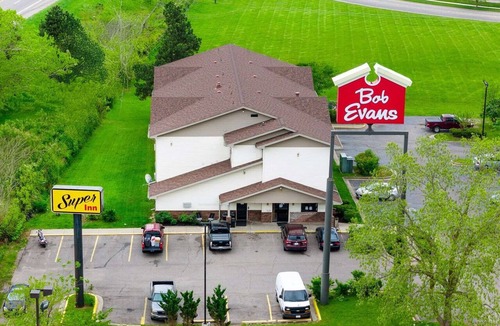 Lansing Apartment | 2 Full Beds|Non-Smoking