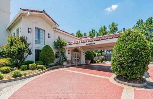 North Little Rock Apartment | 2 Full Beds|Smoking|Micfridge