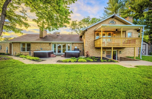 Frankfort House | 2 Hot Tubs, Firepit, Gameroom, 4mi to Buffalo Trace
