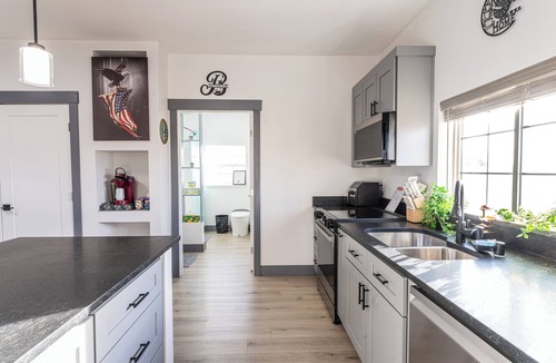 Spokane House | 2 King Beds 5 Min to Spokane Airport Near Casino & Fairchild Free Laundry
