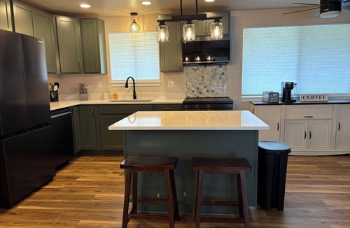 Coeur d'Alene House | 2 King Suites & A Secret Bookcase Room + Pool Table & Ping Pong, AC